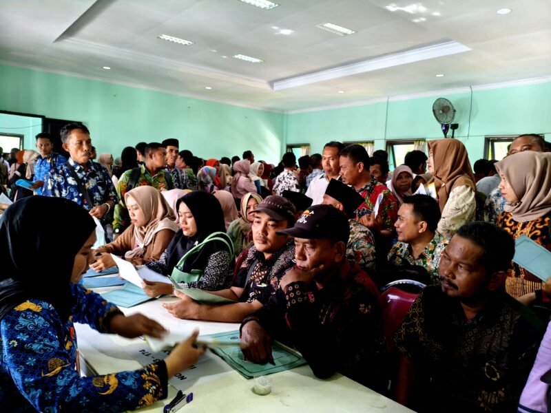 Sejumlah PPPK Paruh Waktu Disdikbud Pamekasan melakukan penandatanganan kontrak kerja beberapa waktu lalu. (LAILIYATUN NURIYAH / KLIKMADURA)