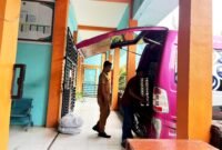 Proses penyaluran MBG di SMAN 2 Pamekasan beberapa waktu lalu (LAILIYATUN NURIYAH/KLIK MADURA).