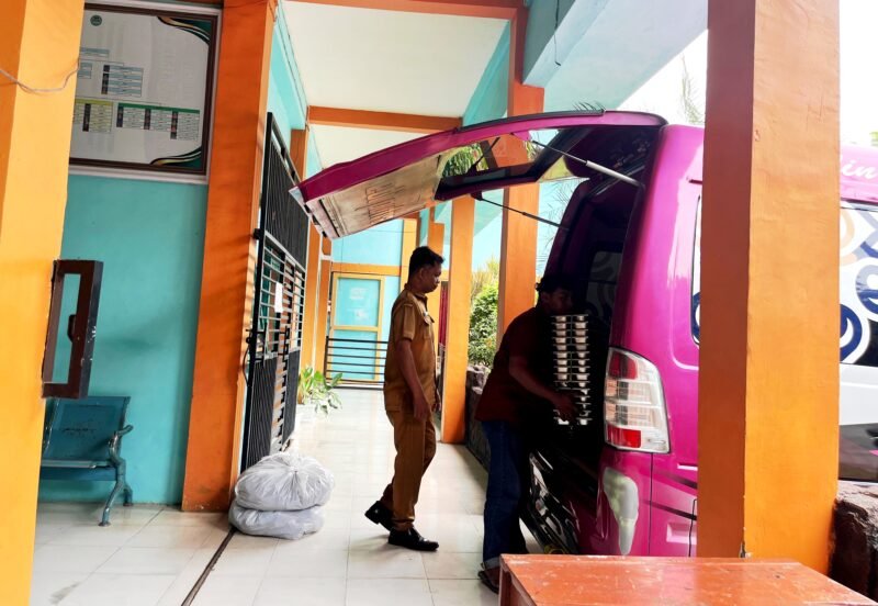 Proses penyaluran MBG di SMAN 2 Pamekasan beberapa waktu lalu (LAILIYATUN NURIYAH/KLIK MADURA).