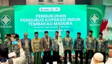 Menteri Koperasi Republik Indonesia, Ferry Juliantono foto bersama Bupati Pamekasan Dr. KH. Kholilurrahman, CEO PT. Bawang Mas, KRT. H. Khairul Umam dan pengurus KITMAS usai diresmikan. (MOH. IQBALUL KHAVEI MZ / KLIKMADURA)