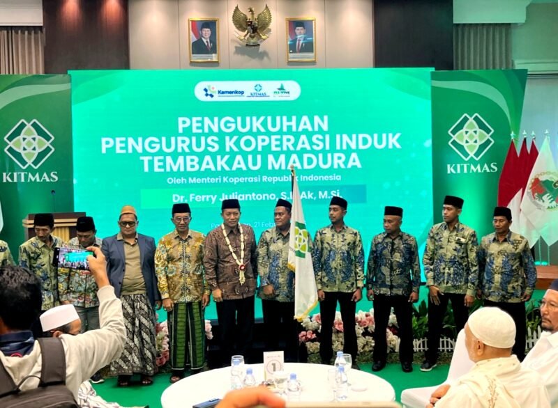 Menteri Koperasi Republik Indonesia, Ferry Juliantono foto bersama Bupati Pamekasan Dr. KH. Kholilurrahman, CEO PT. Bawang Mas, KRT. H. Khairul Umam dan pengurus KITMAS usai diresmikan. (MOH. IQBALUL KHAVEI MZ / KLIKMADURA)