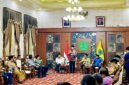 Menteri Koperasi Republik Indonesia, Ferry Juliantono memaparkan program KDKMP di hadapan bupati, forkopimda dan sejumlah pejabat di Peringgitan Dalam, Pendopo Ronggosukowati Pamekasan. (MOH. IQBALUL KHAVEI MZ / KLIKMADURA)