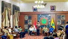 Menteri Koperasi Republik Indonesia, Ferry Juliantono memaparkan program KDKMP di hadapan bupati, forkopimda dan sejumlah pejabat di Peringgitan Dalam, Pendopo Ronggosukowati Pamekasan. (MOH. IQBALUL KHAVEI MZ / KLIKMADURA)