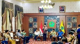 Menteri Koperasi Republik Indonesia, Ferry Juliantono memaparkan program KDKMP di hadapan bupati, forkopimda dan sejumlah pejabat di Peringgitan Dalam, Pendopo Ronggosukowati Pamekasan. (MOH. IQBALUL KHAVEI MZ / KLIKMADURA)