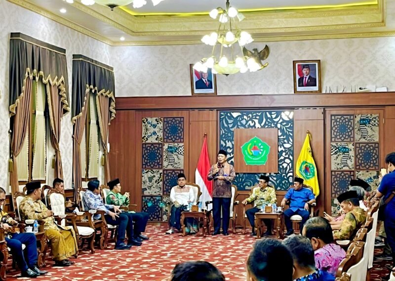 Menteri Koperasi Republik Indonesia, Ferry Juliantono memaparkan program KDKMP di hadapan bupati, forkopimda dan sejumlah pejabat di Peringgitan Dalam, Pendopo Ronggosukowati Pamekasan. (MOH. IQBALUL KHAVEI MZ / KLIKMADURA)