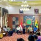 Menteri Koperasi Republik Indonesia, Ferry Juliantono memaparkan program KDKMP di hadapan bupati, forkopimda dan sejumlah pejabat di Peringgitan Dalam, Pendopo Ronggosukowati Pamekasan. (MOH. IQBALUL KHAVEI MZ / KLIKMADURA)
