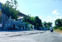 Pengendara melintas di jalan bergelombang di Jalan Raya Panglegur, Desa Panglegur, beberapa waktu lalu. (LAILIYATUN NURIYAH / KLIKMADURA)