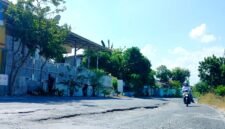 Pengendara melintas di jalan bergelombang di Jalan Raya Panglegur, Desa Panglegur, beberapa waktu lalu. (LAILIYATUN NURIYAH / KLIKMADURA)