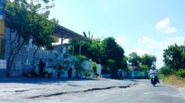 Pengendara melintas di jalan bergelombang di Jalan Raya Panglegur, Desa Panglegur, beberapa waktu lalu. (LAILIYATUN NURIYAH / KLIKMADURA)