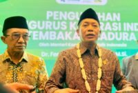 Menteri Koperasi RI, Ferry Juliantono didampingi Bupati Pamekasan Dr. KH. Kholilurrahman saat memberikan keterangan pers. (DOK. KLIKMADURA)