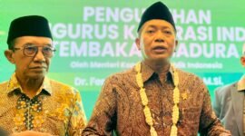 Menteri Koperasi RI, Ferry Juliantono didampingi Bupati Pamekasan Dr. KH. Kholilurrahman saat memberikan keterangan pers. (DOK. KLIKMADURA)