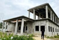 Warga berada di sekitar bangunan Puskesmas Bulangan Haji yang baru di Desa Tlagah, Kecamatan Pegantenan, Pamekasan. (LAILIYATUN NURIYAH/KLIK MADURA).
