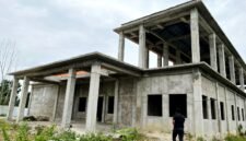 Warga berada di sekitar bangunan Puskesmas Bulangan Haji yang baru di Desa Tlagah, Kecamatan Pegantenan, Pamekasan. (LAILIYATUN NURIYAH/KLIK MADURA).