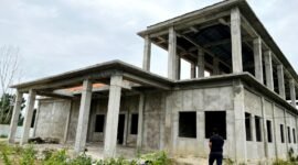 Warga berada di sekitar bangunan Puskesmas Bulangan Haji yang baru di Desa Tlagah, Kecamatan Pegantenan, Pamekasan. (LAILIYATUN NURIYAH/KLIK MADURA).
