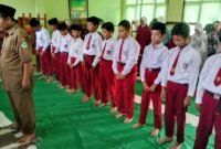 Siswa-siswi SDN Bugih 3 melaksanakan shalat zuhur berjamaah. (DOK. KLIKMADURA)
