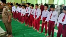 Siswa-siswi SDN Bugih 3 melaksanakan shalat zuhur berjamaah. (DOK. KLIKMADURA)