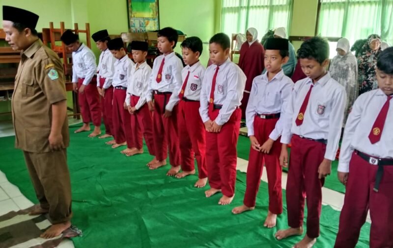 Siswa-siswi SDN Bugih 3 melaksanakan shalat zuhur berjamaah. (DOK. KLIKMADURA)
