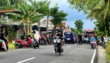 Aksi balap liar di Jalan Cempaka Rubaru, tepatnya di Dusun Prengampel, Desa Pamoroh, Kecamatan Kadur, Pamekasan. (MOH. IQBALUL KHAVEI MZ / KLIKMADURA)