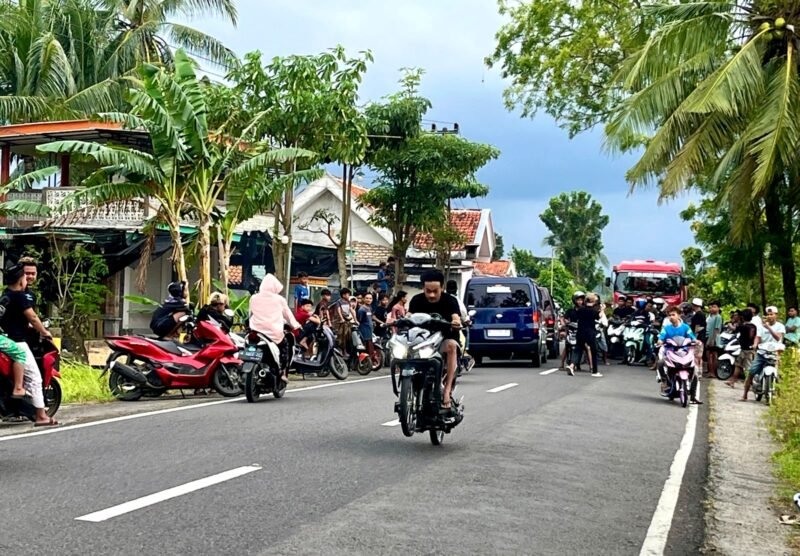 Aksi balap liar di Jalan Cempaka Rubaru, tepatnya di Dusun Prengampel, Desa Pamoroh, Kecamatan Kadur, Pamekasan. (MOH. IQBALUL KHAVEI MZ / KLIKMADURA)