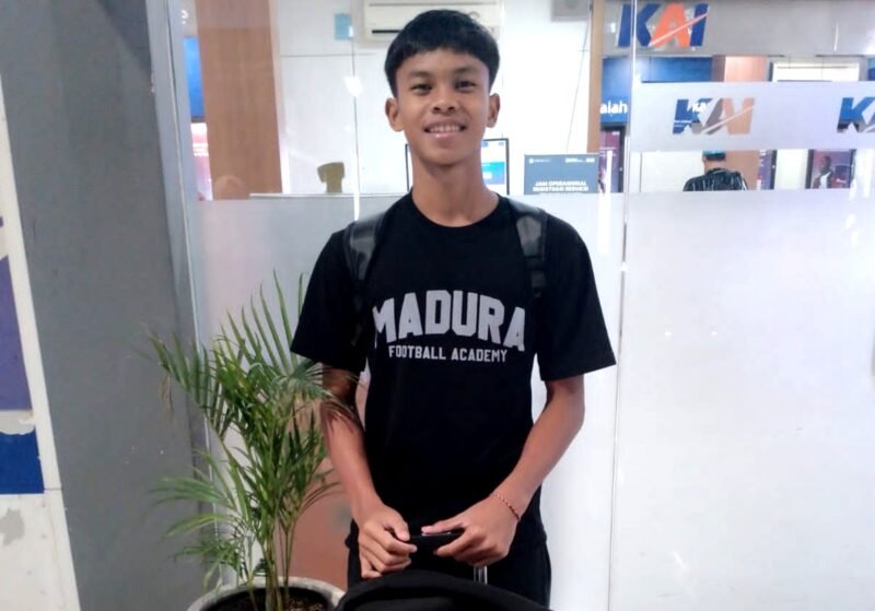 Fatoni Bima Oktavianto saat hendak terbang ke Spanyol. (ISTIMEWA)