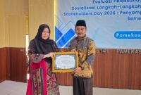 Kepala KPPN Pamekasan, Sri Martini, saat menyerahkan piagam penghargaan kepada Rektor UIN Madura, Dr. Saiful Hadi. (ISTIMEWA)