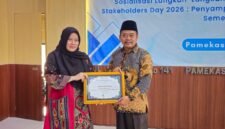 Kepala KPPN Pamekasan, Sri Martini, saat menyerahkan piagam penghargaan kepada Rektor UIN Madura, Dr. Saiful Hadi. (ISTIMEWA)