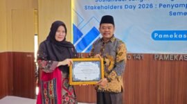 Kepala KPPN Pamekasan, Sri Martini, saat menyerahkan piagam penghargaan kepada Rektor UIN Madura, Dr. Saiful Hadi. (ISTIMEWA)