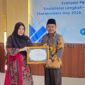 Kepala KPPN Pamekasan, Sri Martini, saat menyerahkan piagam penghargaan kepada Rektor UIN Madura, Dr. Saiful Hadi. (ISTIMEWA)