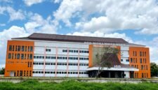 MEGAH: Penampakan gedung baru RSD Mohammad Noer Jawa Timur di Jalan Trunojoyo, Pamekasan. (LAILIYATUN NURIYAH / KLIKMADURA)