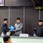 Bupati Pamekasa Dr. KH. Kholilurrahman menyerahkan dokumen jawaban atas PU Fraksi kepada Ketua DPRD Pamekasan, Ali Masykur saat rapat paripurna. (MOH. IQBALUL KHAVEI MZ / KLIKMADURA)