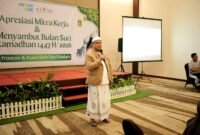 Dede Rahman selaku General Manager Front One dan Azana Style Hotel Madura memberikan sambutan pada acara bukber dengan mitra kerja. (ISTIMEWA) 