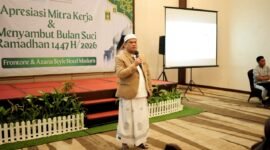 Dede Rahman selaku General Manager Front One dan Azana Style Hotel Madura memberikan sambutan pada acara bukber dengan mitra kerja. (ISTIMEWA) 