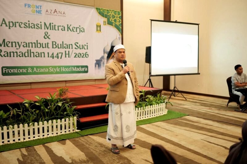 Dede Rahman selaku General Manager Front One dan Azana Style Hotel Madura memberikan sambutan pada acara bukber dengan mitra kerja. (ISTIMEWA) 