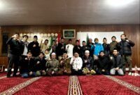 Rektor Universitas Islam Madura (UIM) Dr. Ahmad (baju putih) foto bersama saat penyerahan mahasiswa KKN di Jepang. (ISTIMEWA)