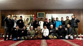 Rektor Universitas Islam Madura (UIM) Dr. Ahmad (baju putih) foto bersama saat penyerahan mahasiswa KKN di Jepang. (ISTIMEWA)