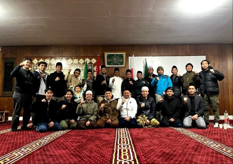 Rektor Universitas Islam Madura (UIM) Dr. Ahmad (baju putih) foto bersama saat penyerahan mahasiswa KKN di Jepang. (ISTIMEWA)