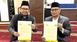 Rektor UIM, Dr. H. Ahmad bersama Ketua PCINU Jepang K.H. Achmad Gazali, Ph.D., menunjukkan dokumen kerja sama. (ISTIMEWA)