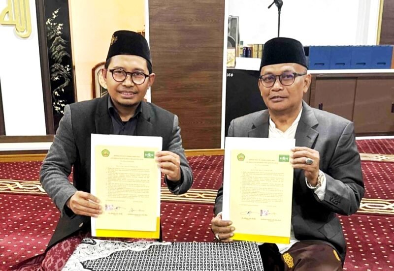 Rektor UIM, Dr. H. Ahmad bersama Ketua PCINU Jepang K.H. Achmad Gazali, Ph.D., menunjukkan dokumen kerja sama. (ISTIMEWA)