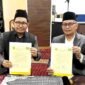 Rektor UIM, Dr. H. Ahmad bersama Ketua PCINU Jepang K.H. Achmad Gazali, Ph.D., menunjukkan dokumen kerja sama. (ISTIMEWA)