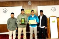 Ketua Tim Riset UIM, Iswahyudi (jaket biru) didampingi Rektor UIM Dr. Ahmad foto bersama di Jepang. (ISTIMEWA)