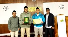 Ketua Tim Riset UIM, Iswahyudi (jaket biru) didampingi Rektor UIM Dr. Ahmad foto bersama di Jepang. (ISTIMEWA)