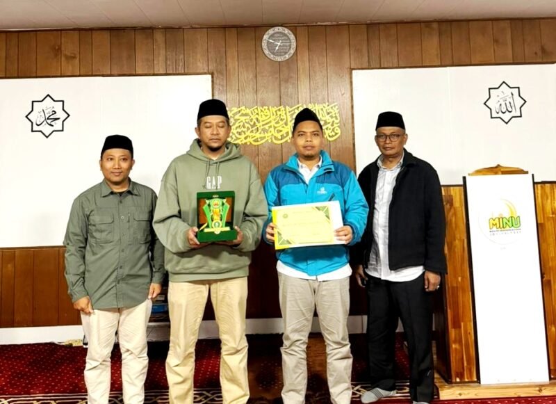 Ketua Tim Riset UIM, Iswahyudi (jaket biru) didampingi Rektor UIM Dr. Ahmad foto bersama di Jepang. (ISTIMEWA)