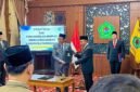 Bupati Pamekasan Dr. KH. Kholilurrahman menyerahkan salinan putusan pengangkatan sekda definitif kepada Taufikurrachman di Peringgitan Dalam, Mandhapa Agung, Ronggosukowati. (MOHAMMAD IQBALUL KHAVEI MZ / KLIKMADURA)