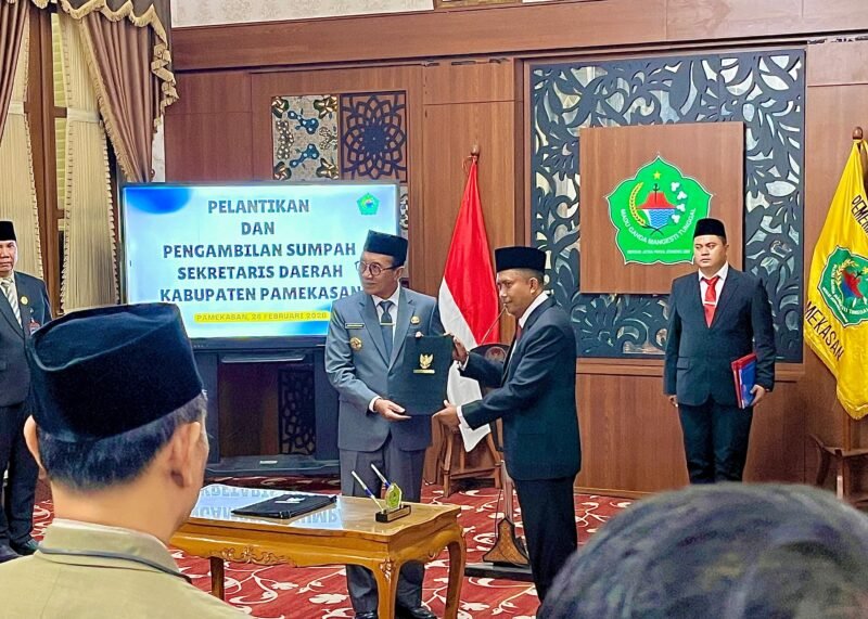 Bupati Pamekasan Dr. KH. Kholilurrahman menyerahkan salinan putusan pengangkatan sekda definitif kepada Taufikurrachman di Peringgitan Dalam, Mandhapa Agung, Ronggosukowati. (MOHAMMAD IQBALUL KHAVEI MZ / KLIKMADURA)
