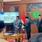 Bupati Pamekasan Dr. KH. Kholilurrahman menyerahkan salinan putusan pengangkatan sekda definitif kepada Taufikurrachman di Peringgitan Dalam, Mandhapa Agung, Ronggosukowati. (MOHAMMAD IQBALUL KHAVEI MZ / KLIKMADURA)