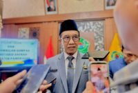 Bupati Pamekasan Dr. KH. Kholilurrahman saat diwawancara sejumlah awak media. (DOK. KLIKMADURA)