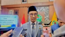 Bupati Pamekasan Dr. KH. Kholilurrahman saat diwawancara sejumlah awak media. (DOK. KLIKMADURA)