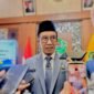 Bupati Pamekasan Dr. KH. Kholilurrahman saat diwawancara sejumlah awak media. (DOK. KLIKMADURA)