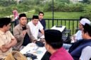 Pengurus Lakpesdam NU Sumenep, Prengki Wirananda (jaket cokelat) saat menyampaikan gagasan pada rapat internal di Kafe Titik.Temu Sumenep. (ISTIMEWA)