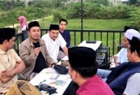 Pengurus Lakpesdam NU Sumenep, Prengki Wirananda (jaket cokelat) saat menyampaikan gagasan pada rapat internal di Kafe Titik.Temu Sumenep. (ISTIMEWA)